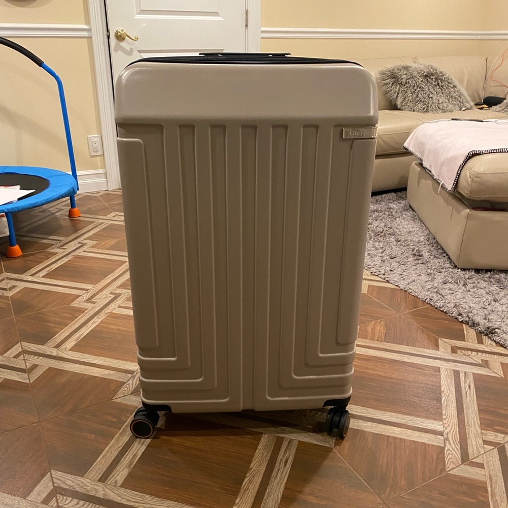 Lucas suitcase 32‘‘. Never used. Bought but couldn’t return it anymore.